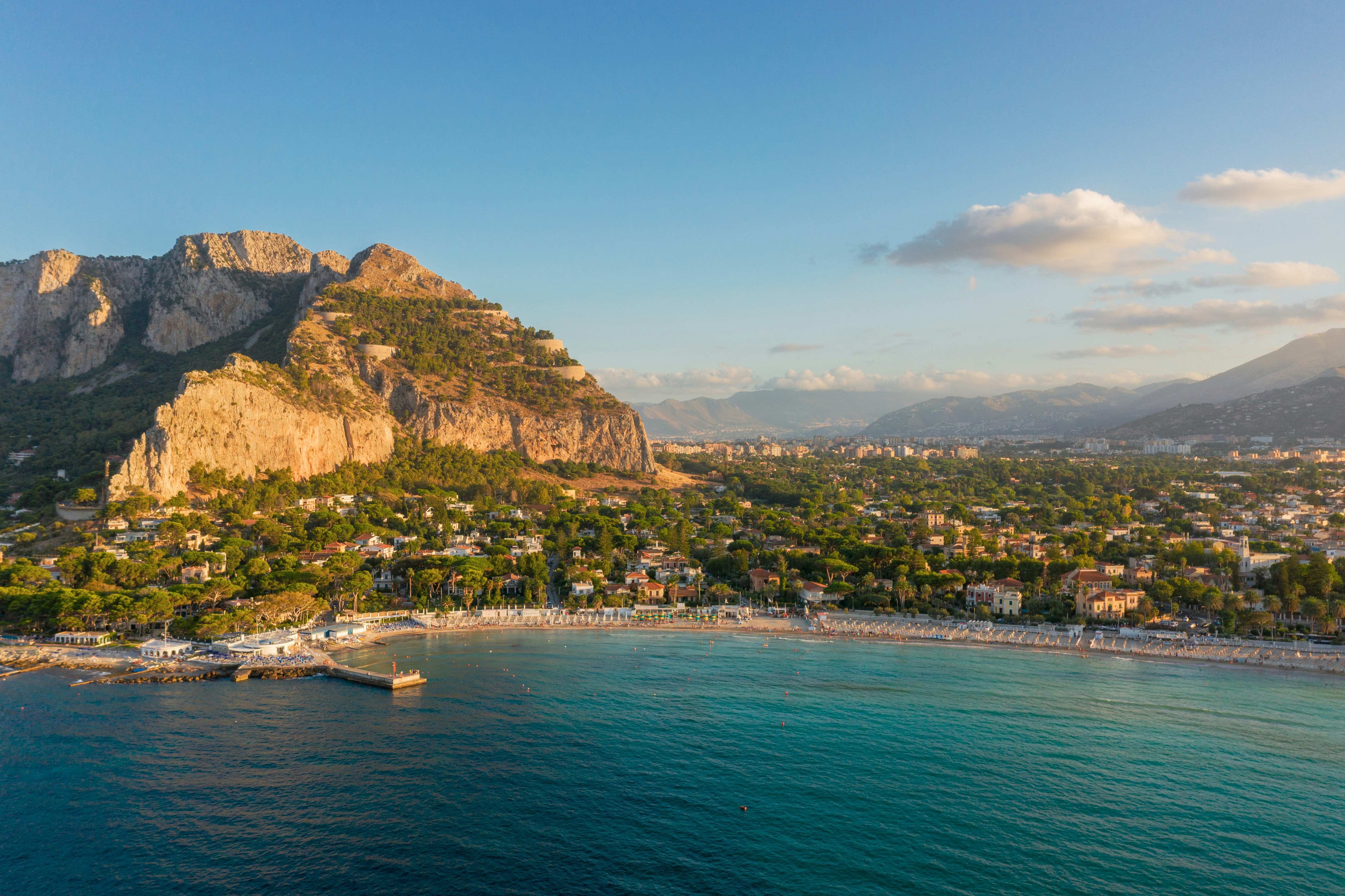 Veduta panoramica della costa siciliana di Mondello al tramonto